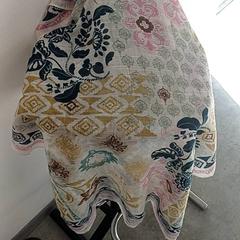 Écharpe à fleurs, multicolore, ako bolo nahlásené IKEA Brest Guipavas pomocou iLost