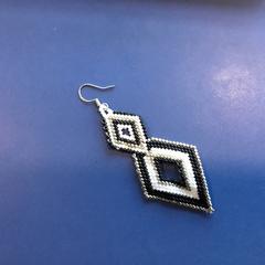 Oorbel met kralen zwart wit goud, jak bylo nahlášeno na iLost