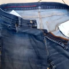 Jeans, a été signalé par Leonardo Royal Hotel Amsterdam utilisant iLost