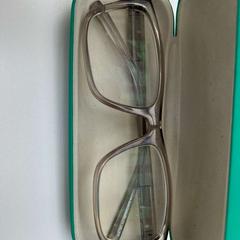 Brilleetui med briller, som rapportert av Gebo Tours ved bruk av iLost