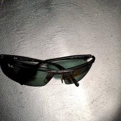 Des lunettes de soleil, a été signalé par IKEA Paris - Italie Deux utilisant iLost