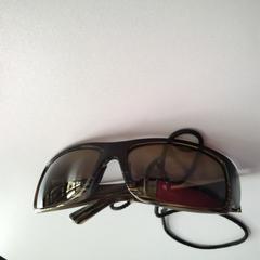 Lunettes de soleil, come riportato da Twisto utilizzando iLost