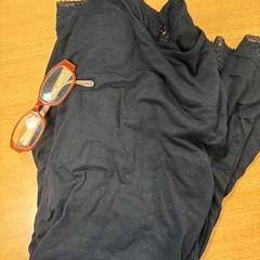 Bril en tshirt rode Delvaux bril, zwart hemdje, segons ha informat VITAZ campus Sint-Niklaas mitjançant iLost