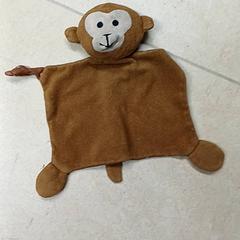 Plüss Bruin aapje, amint azt Qbuzz GD Groningen Peizerweg az iLost segítségével jelentette.