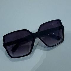 Okulary słoneczne Zwart, zgłoszono przez Van der Valk Hotel Schiphol przy użyciu iLost