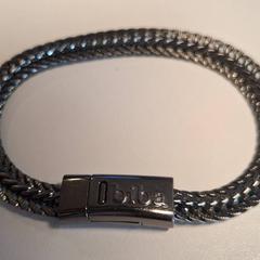 Braccialetto Grijze metalen armband, come riportato da TheaterHangaar utilizzando iLost