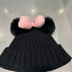 Mössa med tofs Svart mössa -  namn lapp NOVALI, amint azt IKEA Kållered az iLost segítségével jelentette.