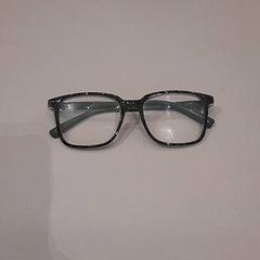 Lunettes, a été signalé par Van der Valk Hotel Schiphol utilisant iLost