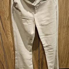 Broek Beige, gisa salatu by Van der Valk Hotel Apeldoorn - De Cantharel iLost erabiliz