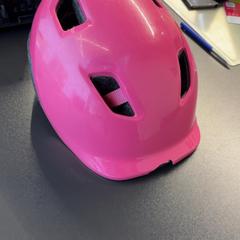 Kerékpáros sisak Roze Plastic, amint azt Pathé Amsterdam Noord az iLost segítségével jelentette.