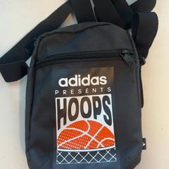 Torba Zwarte adidas tas, zgłoszono przez Pathé Schouwburgplein przy użyciu iLost