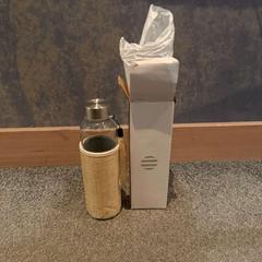 Botella de agua glazen fles met doos en beschermhoes, ha sido reportado por Van der Valk Hotel Deventer con iLost