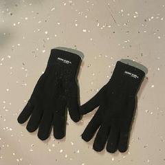 Handskar, rapporterat av Room Mate Bruno med iLost