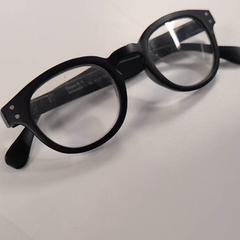Lunettes de lecture, a été signalé par IKEA Amsterdam utilisant iLost