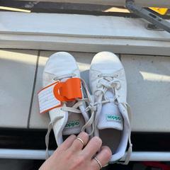 Schuh Adidas 7-04-2026, gemeldet von Oostenrijk Group über iLost