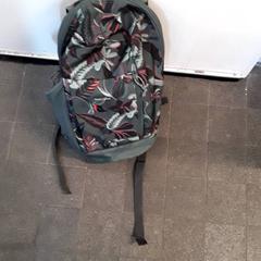 배낭 Groen met bloemenprint, iLost를 사용하여 EBS Tramplein에 보고됨