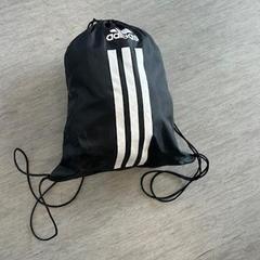 Zak - Turnzak zwart Adidas, a été signalé par Centraal magazijn utilisant iLost