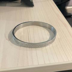 Pulseira, segundo informou Pathé Tilburg Stappegoor usando iLost