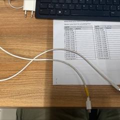 Carregador usb white with a yellow top, segons ha informat Vrije Universiteit Brussel (VUB) mitjançant iLost