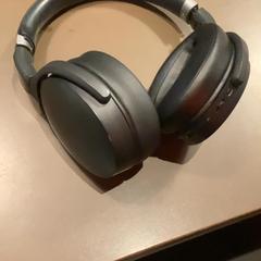 Hörlurar, rapporterat av MEININGER Hotel Brussels City Center med iLost