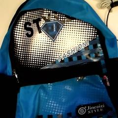 Rugzak Blauw met zwart، كما تم الإبلاغ عنه بواسطة Bobbejaanland عبر iLost