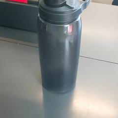 飲用ボトル - zwart がiLostで Centraal magazijn によって報告されました