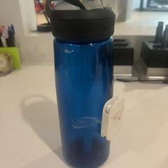 Water bottle Blue, como reportado por TU/e - Receptie Atlas utilizando o iLost