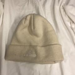 Hoed & Trui White, zoals gemeld door MEININGER Hotel Brussels City Center met iLost