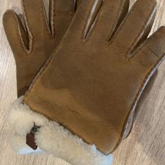 Gloves, as reported by Van der Valk Hotel Apeldoorn - De Cantharel using iLost