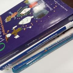 Livros stapel van 6 opvoedkundige boeken, como reportado por HU Amersfoort utilizando o iLost