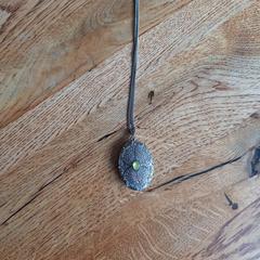 Ketting met medaillon, som rapporterats till iLost