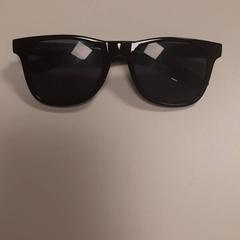 Zonnebril Svarta med dinosaurier, zoals gemeld door IKEA Kalmar met iLost