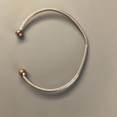 Armband, rapporterat av MEININGER Hotel Budapest Great Market Hall med iLost