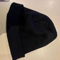 Gorro zwart, ha sido reportado por Van der Valk Hotel Amsterdam-Amstel con iLost