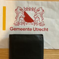 Zwarte portomonnee Zwart がiLostで Gemeente Utrecht によって報告されました