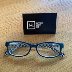 Irakurtzeko betaurrekoak Blauw, gisa salatu by Stad Hasselt iLost erabiliz