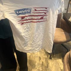 셔츠 Levi's, iLost를 사용하여 Van der Valk Hotel Amsterdam-Amstel에 보고됨