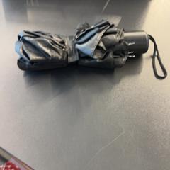 Paraigües Zwart Synthetisch, segons ha informat Pathé Amsterdam Noord mitjançant iLost