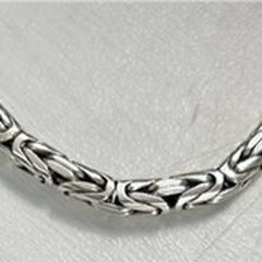 Zilveren / zilverkleurige armband, jak bylo nahlášeno na iLost