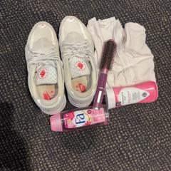 Obuv, Kartáč na vlasy & Košile shirt, jak nahlášeno Van der Valk Hotel Utrecht pomocí iLost