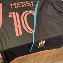 Shirt & Vetements, as reported by MEININGER Hotel Marseille Centre la Joliette using iLost