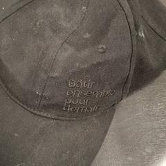 Boné masculino, como reportado por IKEA Paris - Italie Deux utilizando o iLost