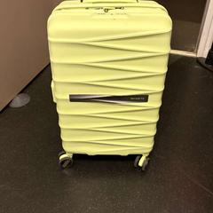 Valise green, a été signalé par Ramada by Wyndham Amsterdam Airport Schiphol utilisant iLost