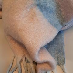 Shawl Roze blauw wol, as reported by Connexxion Zeeuws-Vlaanderen using iLost