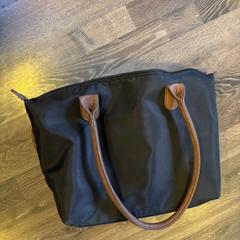 Zwarte schoudertas, segons s'ha informat a iLost