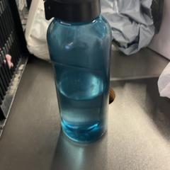 Vizesüveg Doorzichtig blauw, amint azt Pathé Amsterdam Noord az iLost segítségével jelentette.