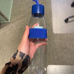Botella para beber Mepal blauwe dop, ha sido reportado por Cursus en vergadercentrum Domstad con iLost