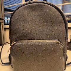 Donkergrijze Pierre Cardin rugzak, amint azt az iLostnak jelentették.