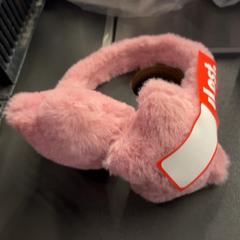 Ear muffs Roze Fluffy, as reported by Pathé Amsterdam Noord using iLost
