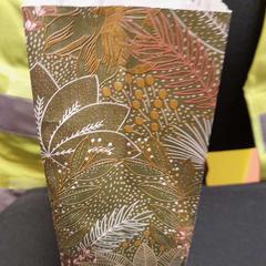 حقائب حمل وحقائب اليد papier à fleurs، كما تم الإبلاغ عنه بواسطة TCL عبر iLost